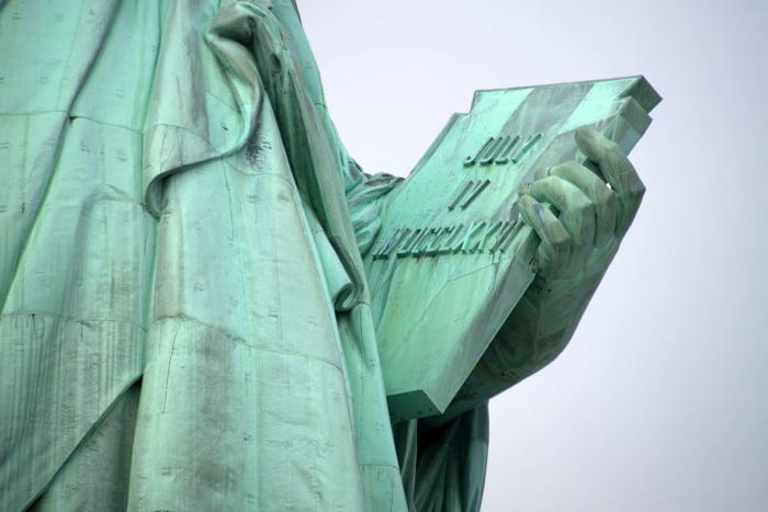 - JULY IV MDCCLXXVI - July 4, 1776 -  - Détail du bras gauche de la statue de la Liberté -