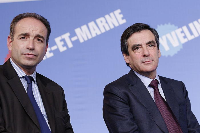 Jean-François Copé (à gauche) et François Fillon (à droite)   revendiquent chacun la victoire à la présidence de l'UMP en novembre 2012. 