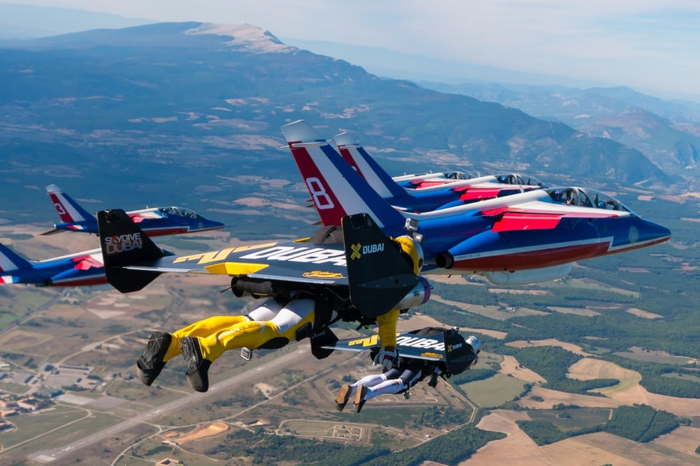 Jetmen Yves Rossy et Fred Fugen en formation.  cette photo a éyé prise par le 3e membre de l'équipe Vince Reffet