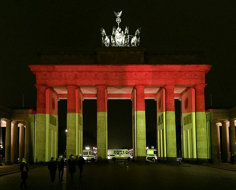 Véhicules de police au pied de la porte de Brandebourg aux couleurs de l'Allemagne à Berlin