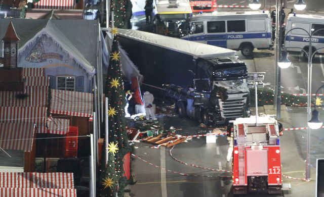 Le 38 tonnes a balayé les allées d'un marché de Noël de Berlin-ouest