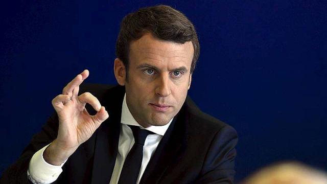 Emmanuel Macron flashant le signe du 666 digital