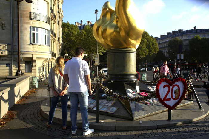 Hommages à lady Diana sur la torche de Liberty à l'entrée du tunnel de l'Alma en Août 2017