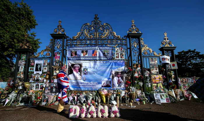 Hommages à lady Diana devant le palais Kensington à Londres en Août 2017