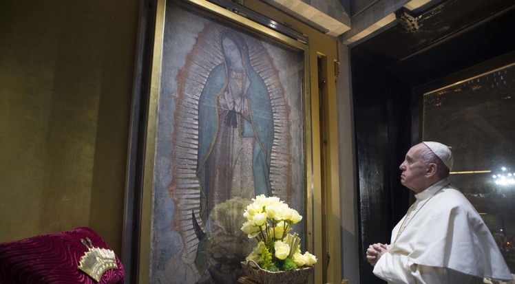 Le pape François Ier agenouillé devant une peinture représentant "La Vierge de Guadalupe"
