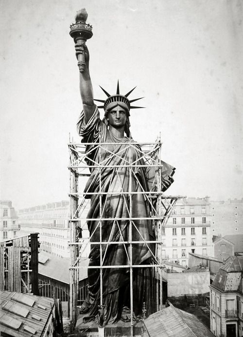 Statue de la Liberté pendant sa construction à Paris