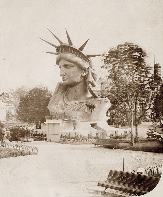 Tête de la statue de la Liberté exposée dans un parc à Paris  