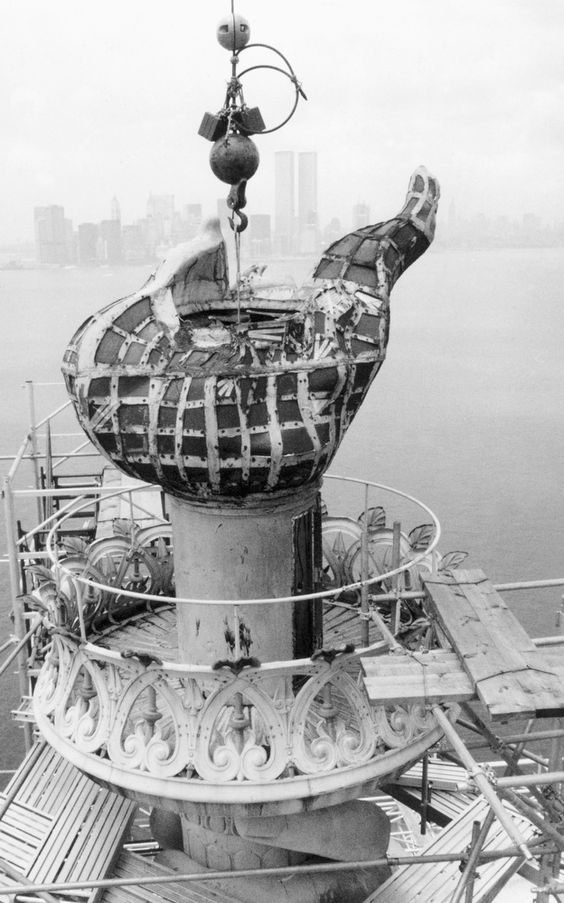 Démontage de la torche de la statue de la Liberté  dans la rade de New York le 3 Juillet 1984