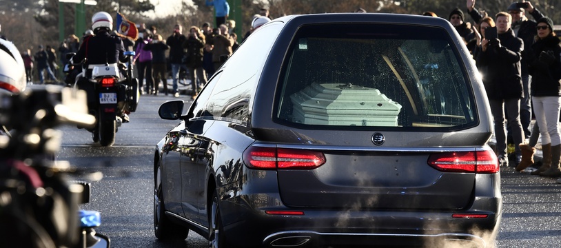 — Descente du cercueil de Johnny Hallyday sur les Champs-Elysées — Paris —