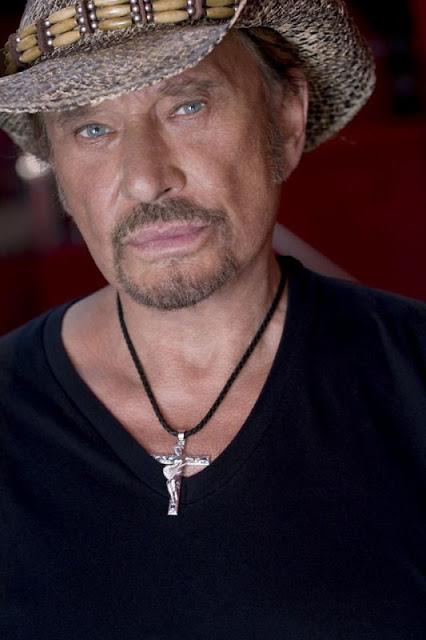 Pendentif au cou de Johnny Hallyday