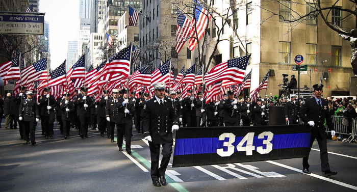 Défilé de pompiers à New York en mémoire de leurs 343 collègues morts dans les tours le 11/09/2001