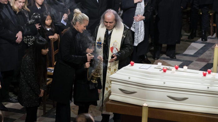 Le "père" Guy Gilbert pendant et après la cérémonie à l'Église de La Madeleine
