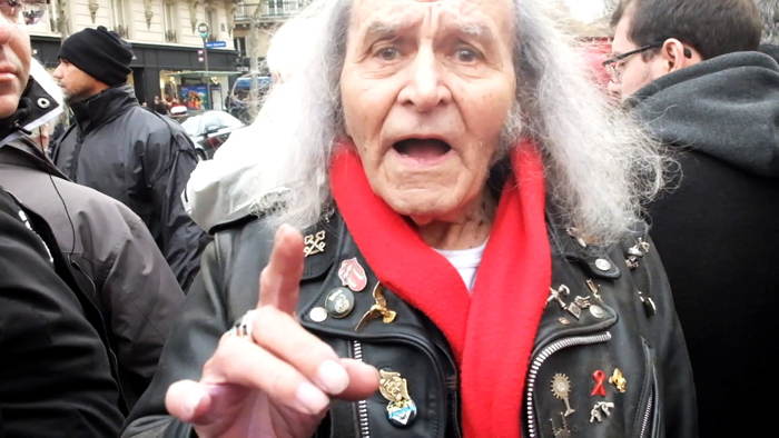 Le "père" Guy Gilbert pendant et après la cérémonie à l'Église de La Madeleine