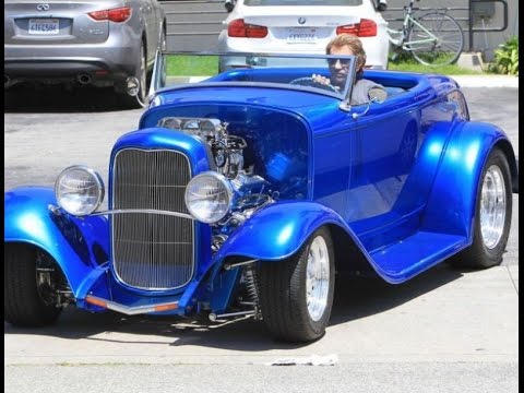 Johnny Hallyday au volant de son "Hot rod" à Los Angeles