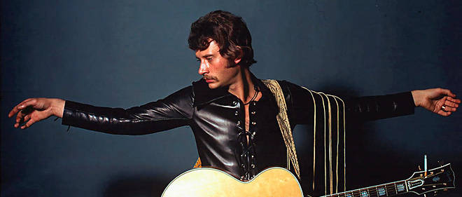 Johnny Hallyday en posture de crucifié