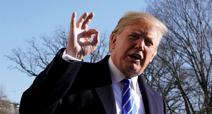 Donald Trump flashant le signe digital 666
