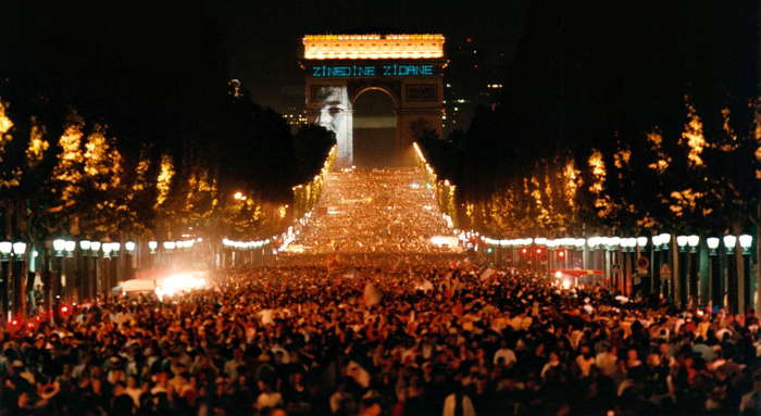 Hommage rendu sur les Champs Elysées à Zinédine Zidane le 12/7/1998