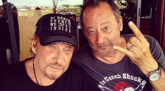 Johnny Hallyday et Jean Réno flashant le salut cornu