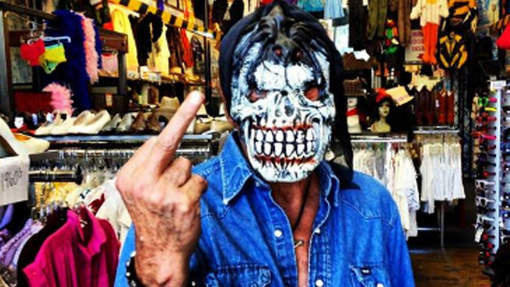 Johnny Hallyday masqué: doigt d'honneur adressé à la presse