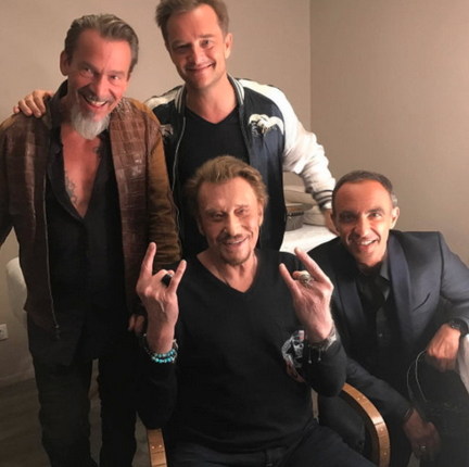 Johnny Hallyday: double salut cornu