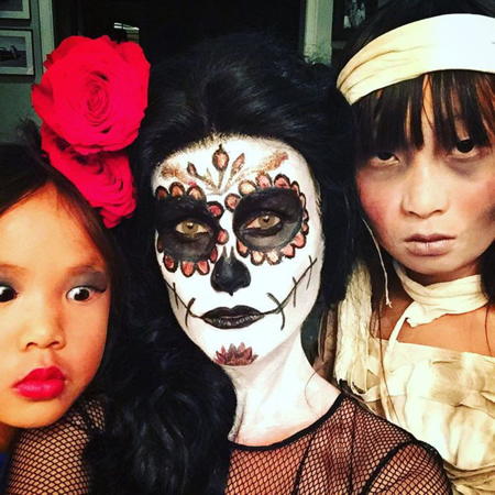 Laetitia Hallyday entourée de ses filles jade et Joy maquillées pour Halloween