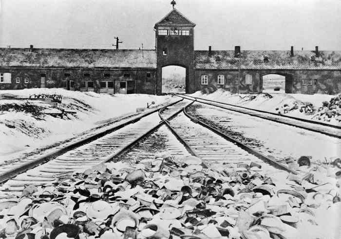 Entrée principale et terminal ferroviaire du camp de concentration/extermination d'Auschwitz en Allemagne