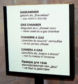 Panneau présenté dans la chambre à gaz dans le grand crématorium de Dachau