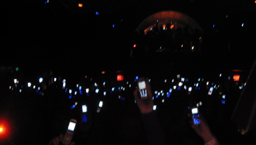 Smartphones allumés pendant un concert
