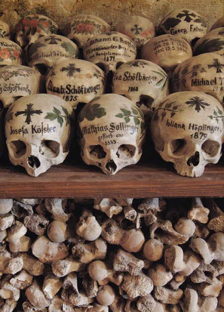 Crânes à la maison des os d'Hallstatt