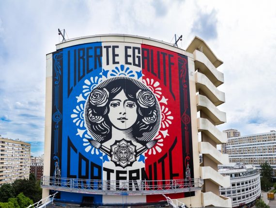 fresque urbaine monumentale "Liberté, Egalité, Fraternité",   visible au 186 de la rue Nationale, dans le XIIIe arrondissement de Paris.