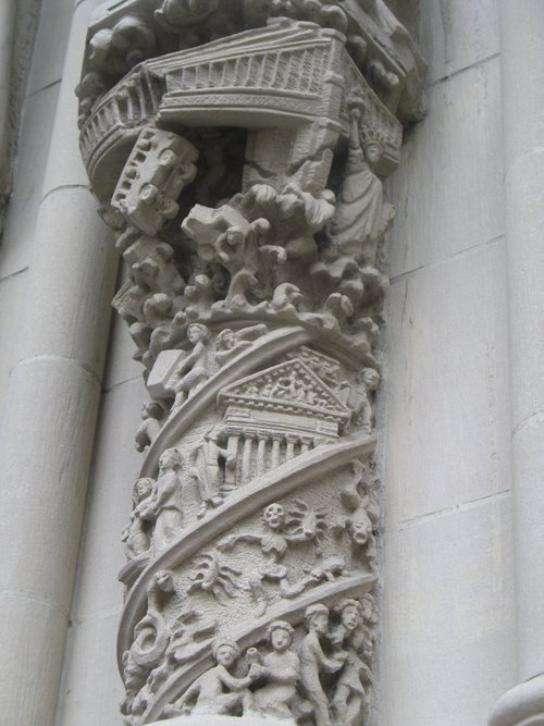 Détail d'un des piliers dans la cathédrale St Jean Le Divin à New York City