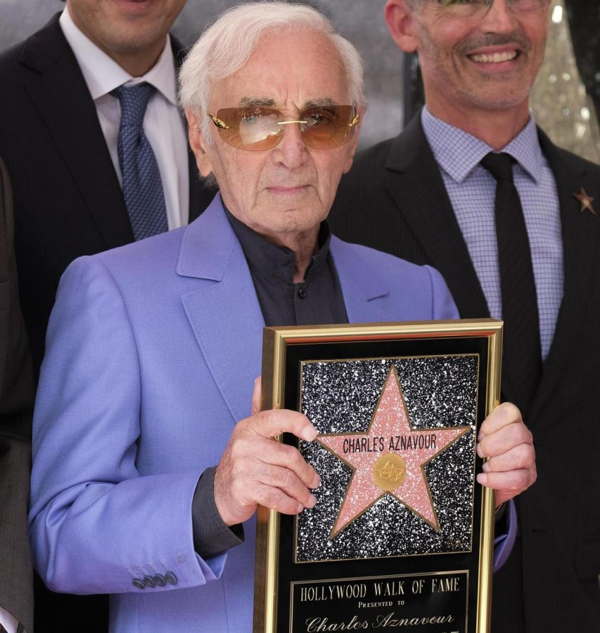 Charles Aznavour avec son étoile sur le Boulevard des célébrités en Août 2017