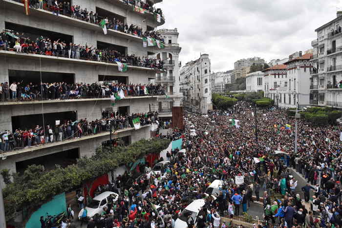 Une marée humaine a défilé dans le calme vendredi 8 mars dans le centre d'Alger   pour un troisième vendredi consécutif contre un cinquième mandat d'Abdelaziz Bouteflika.