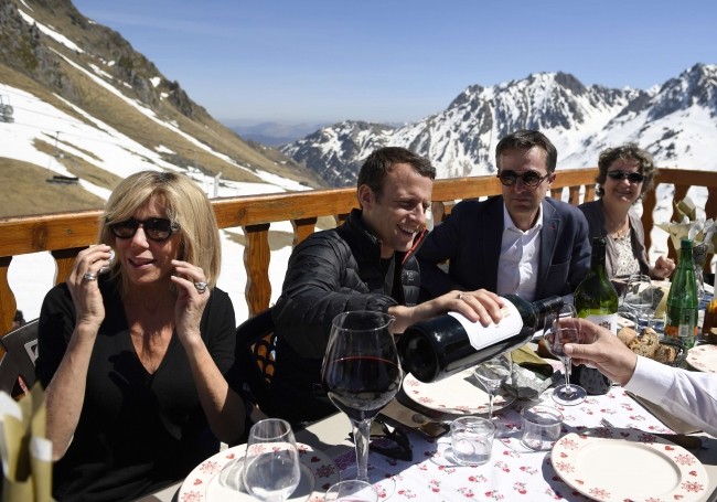 Le couple Macron parmi des convives dans un restaurant Pyrénnéen. 