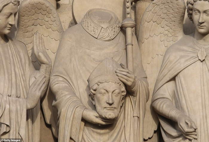 Détail de la statue de St Denis — Cathédrale Notre-Dame — Paris