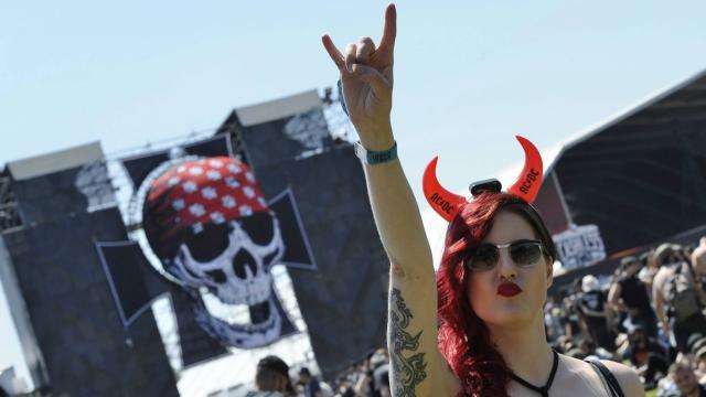 Bras tatoué, salut cornu, crâne de pirate sur croix doublée...