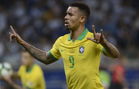 Double salut cornu de Gabriel Jesus