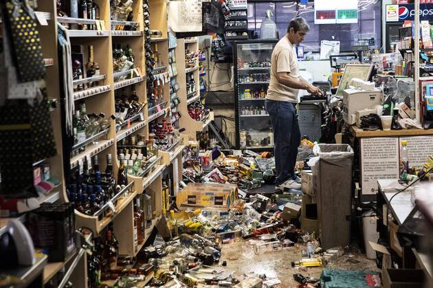 Les bouteilles d'alcool n'ont pas résisté au séisme   dans cette boutique située à Ridgecrest, en Californie.