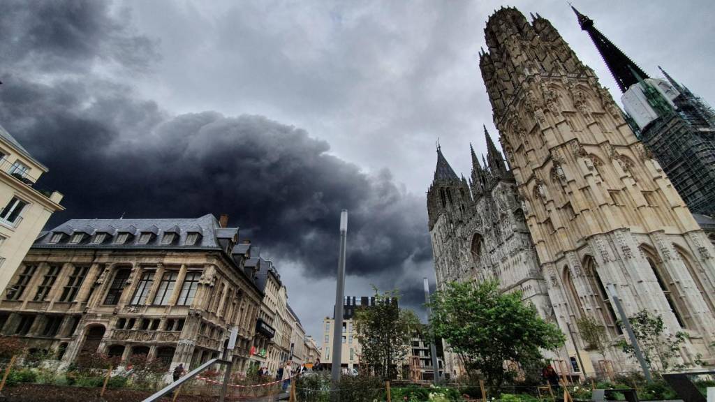 Panache de fumée au-dessus de la cathédrale ["Notre" Dame] à Rouen