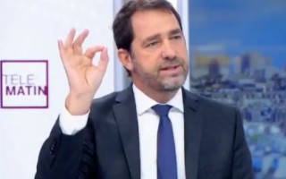 C. Castaner flashant le signal digital 666