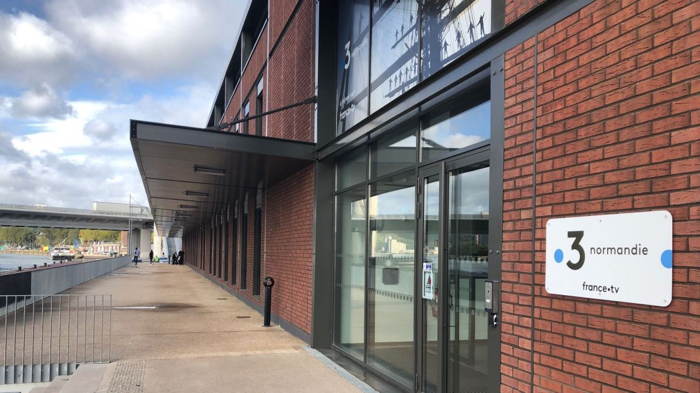 a station régionale de France 3 Normandie a été évacuée vendredi en fin de matinée,   au lendemain de l'incendie qui a ravagé l'usine Lubrizol de Rouen située à proximité.