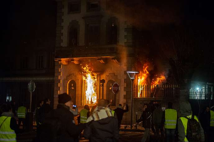 Lors de la manifestation des « gilets jaunes »,   la préfecture de Haute-Loire a été incendiée au Puy-en-Velay,   le 1er décembre. MICHEL TAFFIN POUR LE MONDE