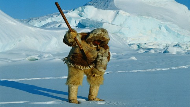 Chasseur Inuit armé d'un harpon