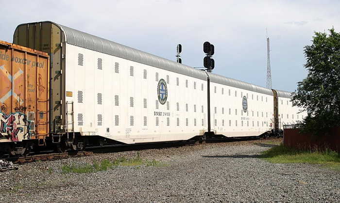 Wagons à trois ponts pouvant transporter 300 personnes 

photographiés à plusieurs occasions aux USA