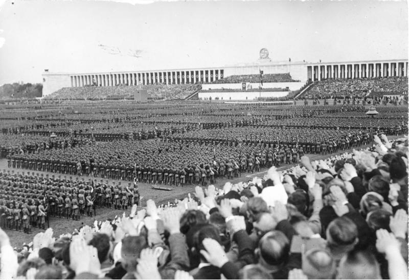 Rallye Nazi sur le Zeppelin Field ou champ du Zeppelin en présence d'Hitler à la tribune