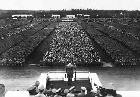Rallye Nazi sur le Zeppelin Field ou champ du Zeppelin en présence d'Hitler à la tribune