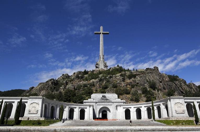 Des touristes visitent le Valle de los Caídos,   le mausolée à 50 km de Madrid où reposent les restes de Franco, en juillet 2011.