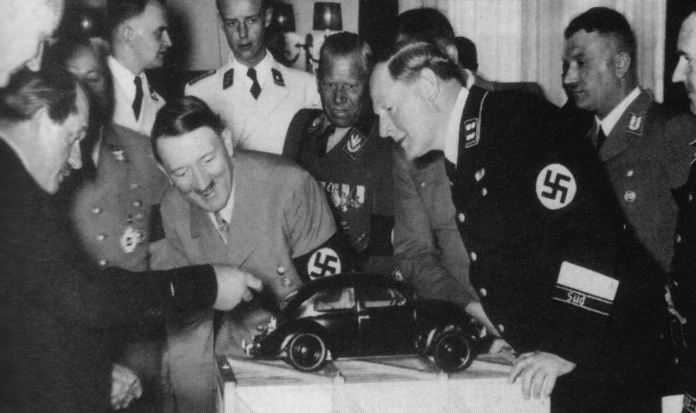 F. Porsche à gauche montrant à Hitler un prototype de VW en 1938