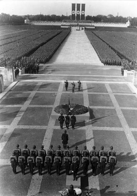 Au fond de l'image: Hitler face à la foule sur la Zeppelin Tribune