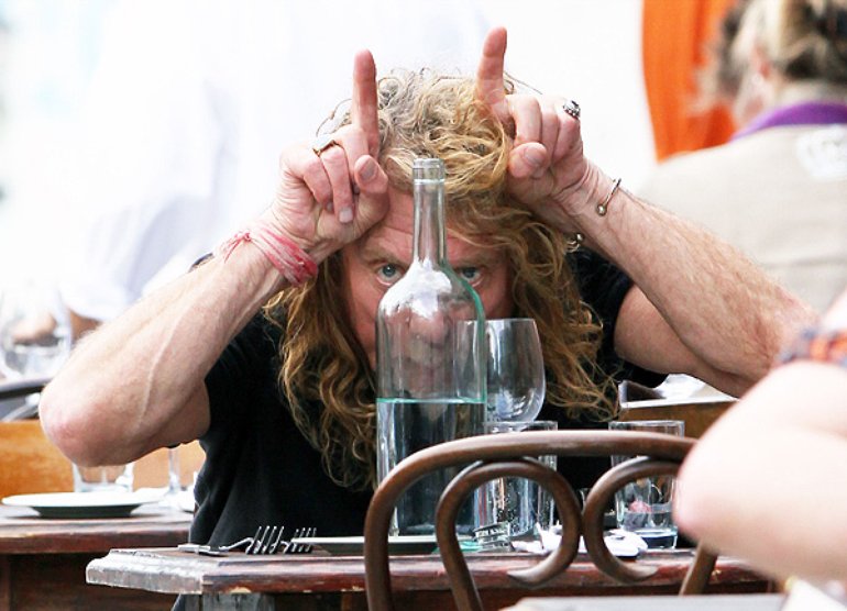 Robert Plant faisant un signal cornu